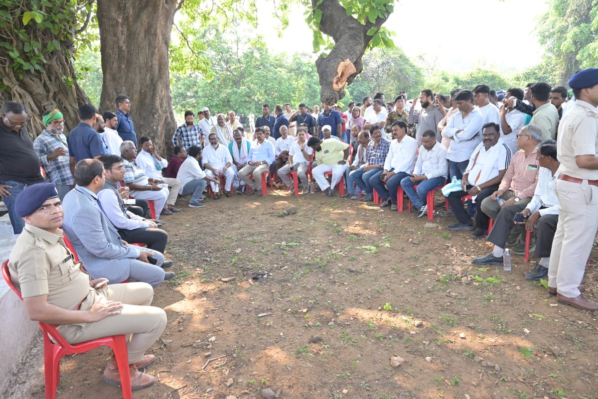 आज झारखंड आंदोलनकारी कपूर बागी जी पंचतत्व में विलीन हुए आपने पैतृक गांव चांडिल चाकूलिया में अंतिम यात्रा में शामिल हुए माननीय मुख्यमंत्री श्री <a href="/HemantSorenJMM/">Hemant Soren</a> जी ने पुष्पचक्र देकर दिवंगत आत्मा को नमन किया एवं परिवारजनों को ढांढस बांधे।

ओम शांति🙏

<a href="/JmmJharkhand/">Jharkhand Mukti Morcha</a>