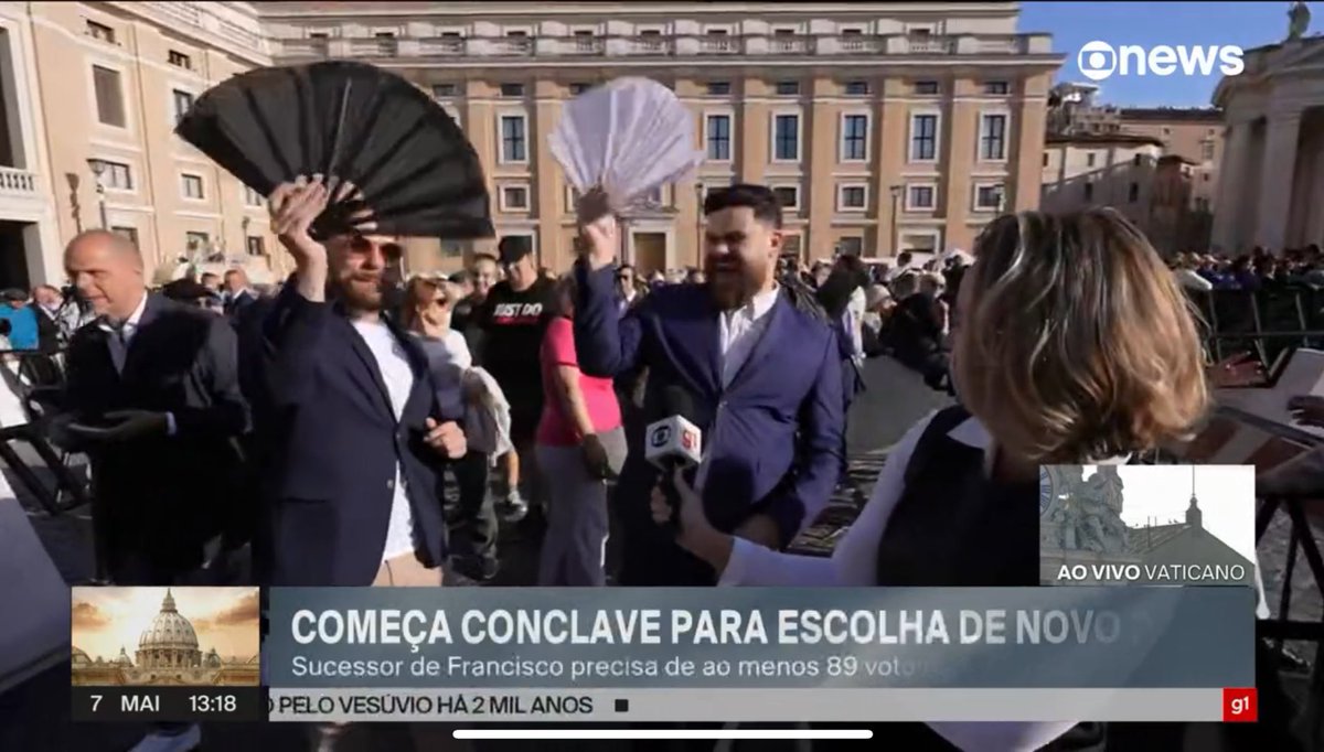 MORRENDO com as gays dando entrevista na Globonews falando que saíram do show da Lady Gaga direto pro Vaticano pra ver o Conclave. Se for fumaça preta abrem o leque preto, e se for a branca, abrem o  branco. Eles finalizando a entrevista batendo os leques apenas TUDOO