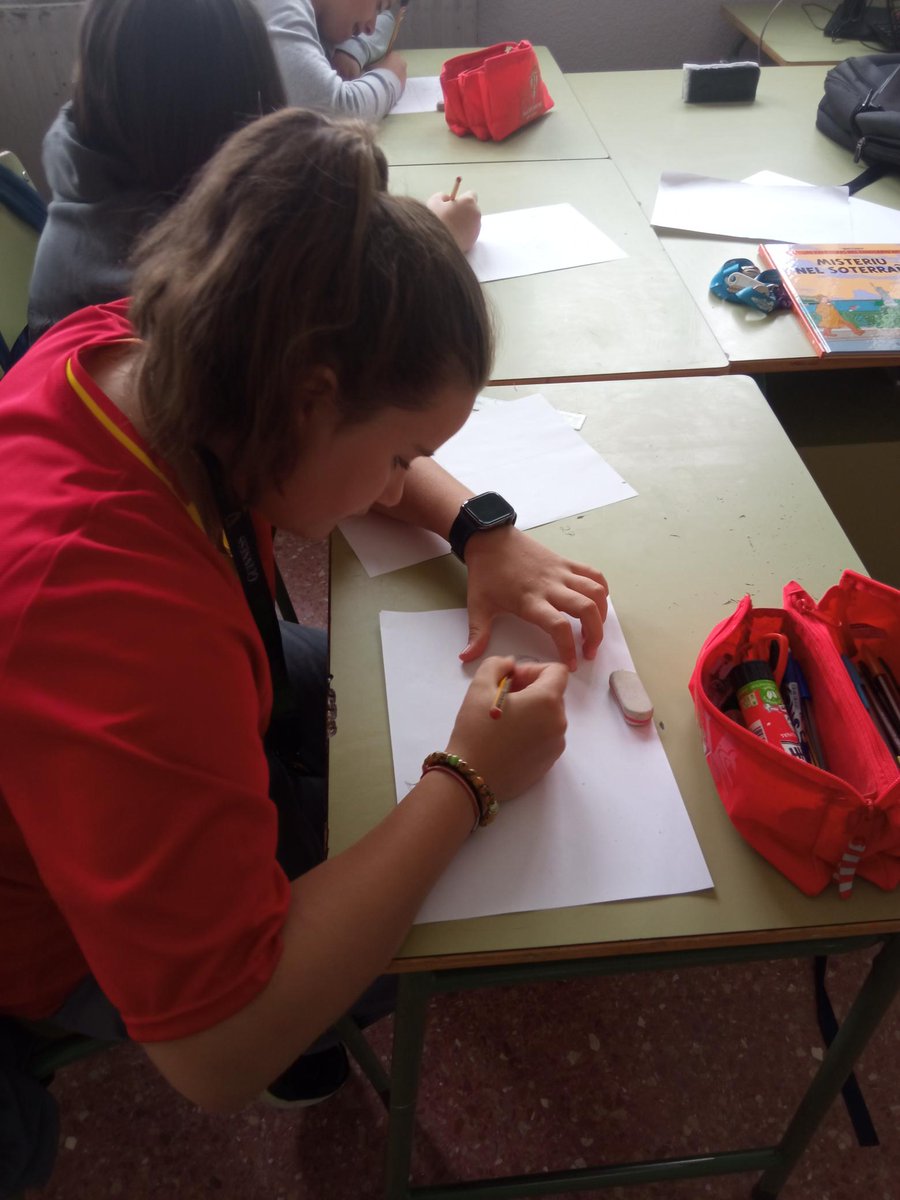 IES_CriSoL's tweet photo. L'alumnáu de LAL de la ESO tuvo'l privilexu de recibir un taller de cómic n'asturiano impartíu por Xon de la Campa (ganador del premiu Alfonso Iglesias en 2023). Esta actividá ta enmarcada na Selmana de les Lletres Asturianes https://t.co/vSda9OVhdc