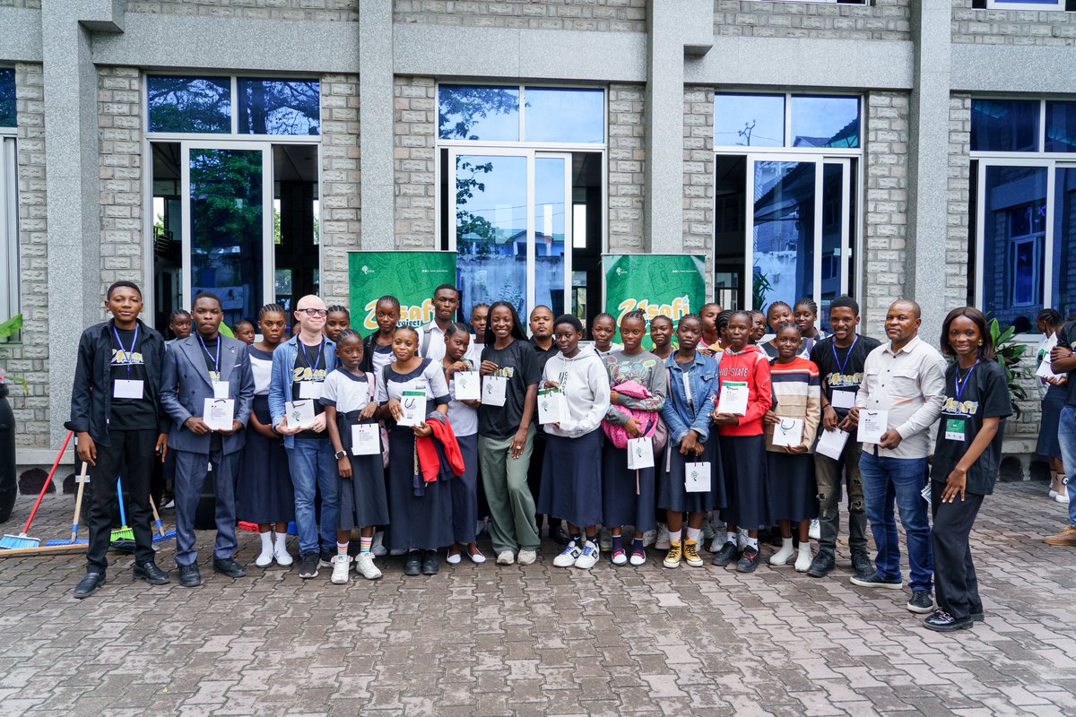 Fanya Association (@fanyaasso) on Twitter photo Stop à la pollution plastique : les écoles de Kinshasa deviennent les catalyseurs du changement
Retour sur le lancement du Projet " USAFI" porté par <a href="/FanyaAsso/">Fanya Association</a> , lauréat du concours "Donner la voix à la jeunesse congolaise " avec le soutien de <a href="/AmbaFranceRDC/">France en R.D.Congo 🇨🇵🇪🇺</a> et <a href="/IConstEnsemble/">Initiative Construire Ensemble</a>. Stop à la pollution plastique : les écoles de Kinshasa deviennent les catalyseurs du changement
Retour sur le lancement du Projet " USAFI" porté par <a href="/FanyaAsso/">Fanya Association</a> , lauréat du concours "Donner la voix à la jeunesse congolaise " avec le soutien de <a href="/AmbaFranceRDC/">France en R.D.Congo 🇨🇵🇪🇺</a> et <a href="/IConstEnsemble/">Initiative Construire Ensemble</a>.
