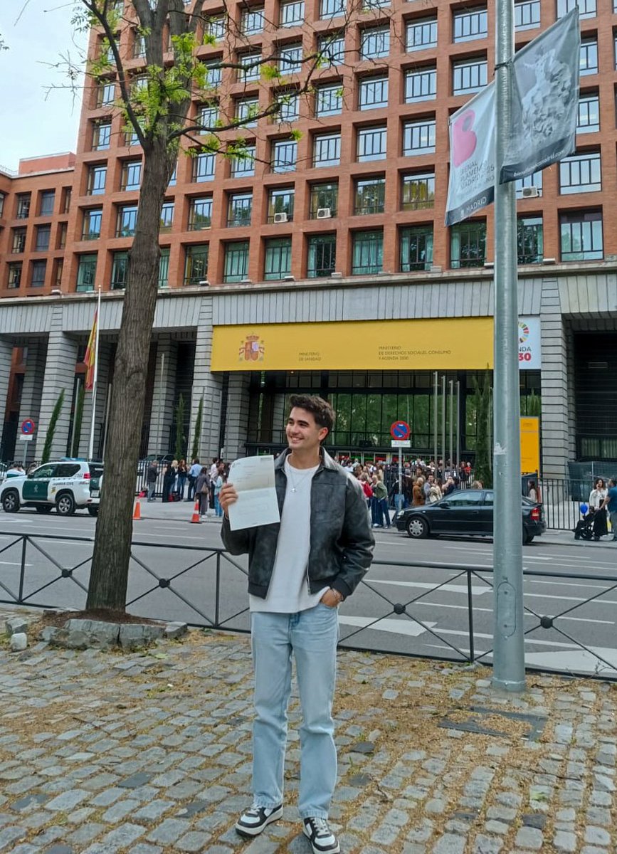 por fin puedo decir que oficialmente R1 de Cirugía Ortopédica y Traumatología en el H. Universitari Vall d'hebron de Barcelona 🦴🔨