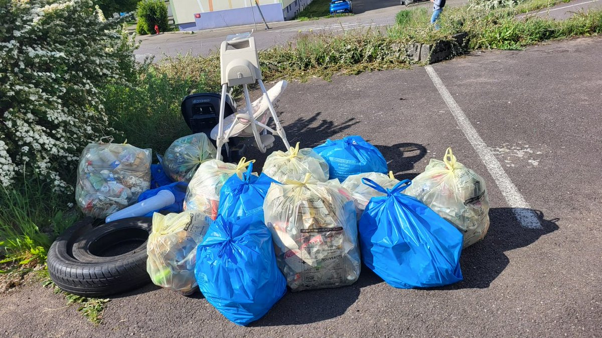 LBPascalForbach's tweet image. 💪 Mobilisation éco-citoyenne au #LycéeBlaisePascal de #Forbach !
Nos éco-délégués ont nettoyé les abords du lycée, notamment autour des magasins #ALDI #BM #GrandFrais. 🌿 Un environnement plus propre et une prise de conscience collective.
 #Citoyenneté
@pf_mourier
@cabbeke