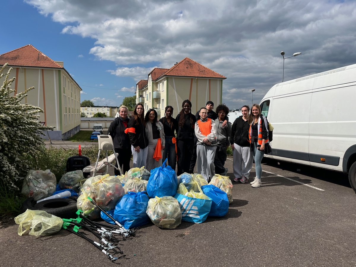 LBPascalForbach's tweet image. 💪 Mobilisation éco-citoyenne au #LycéeBlaisePascal de #Forbach !
Nos éco-délégués ont nettoyé les abords du lycée, notamment autour des magasins #ALDI #BM #GrandFrais. 🌿 Un environnement plus propre et une prise de conscience collective.
 #Citoyenneté
@pf_mourier
@cabbeke