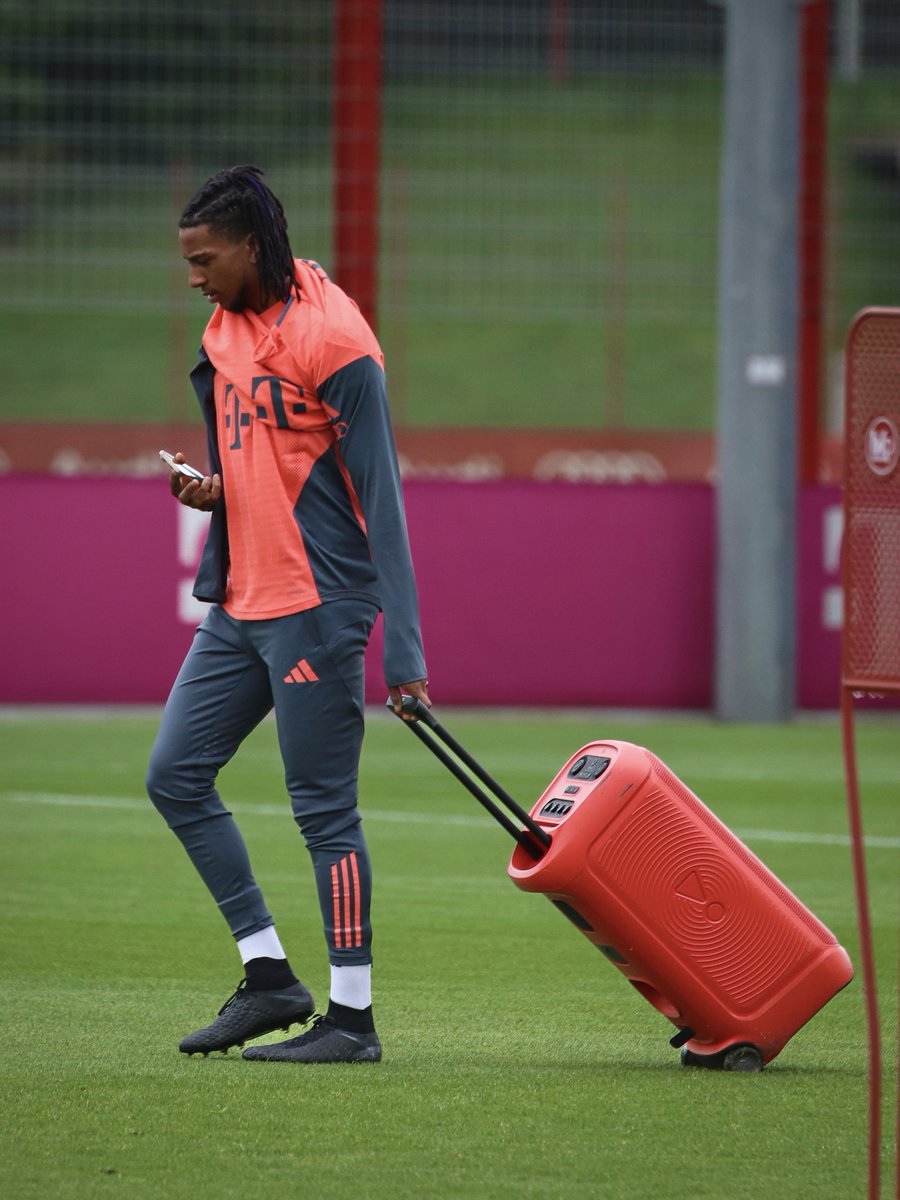 250506 📸 FC Bayern public training

Michael Olise HQ