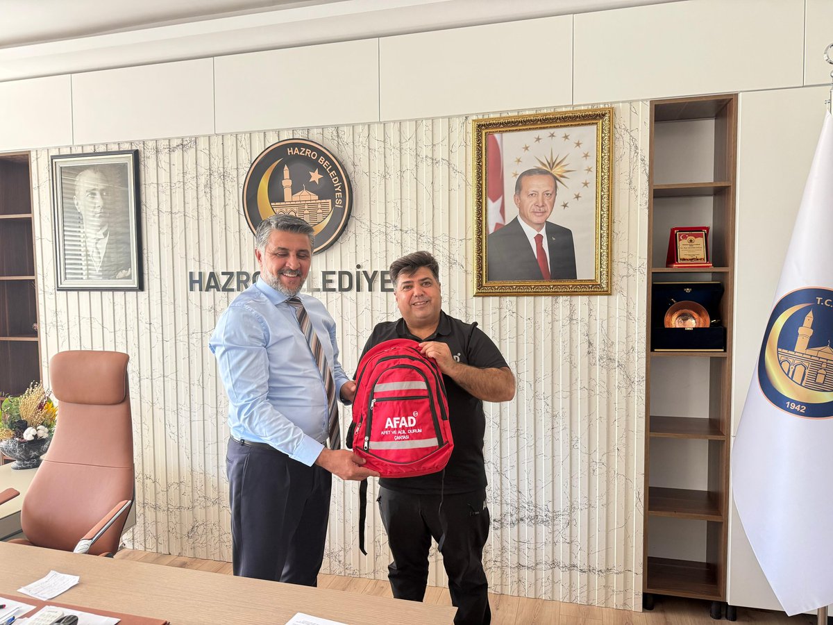 İl Müdürümüz  İlami ÇAKMAK  Dadaş Mahallesinde kaya düşmesi olayını yerinde incelediler. 
Hazro Belediye Başkanı Sayın Fuat MEHMETOĞLU ile İl Risk Azaltma Planı hakkında bilgilendirme  toplantısı gerçekleştirildi.

Belediye Başkanımıza misafirperverlikleri için teşekkür ederiz.