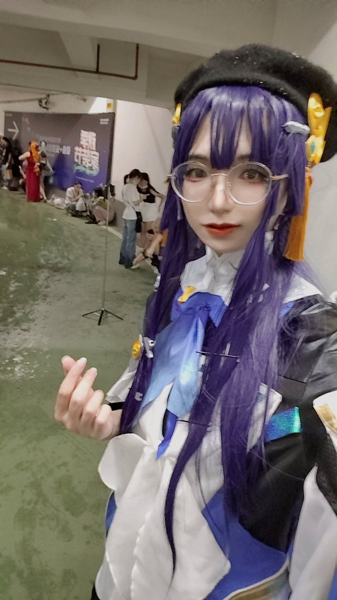 萤火虫小结算，d1下暴雨，躲在停车场，广东男娘佩拉不喝魔爪，喝菠萝啤。

#cosplay #佩拉 #男娘 #女装・男の娘