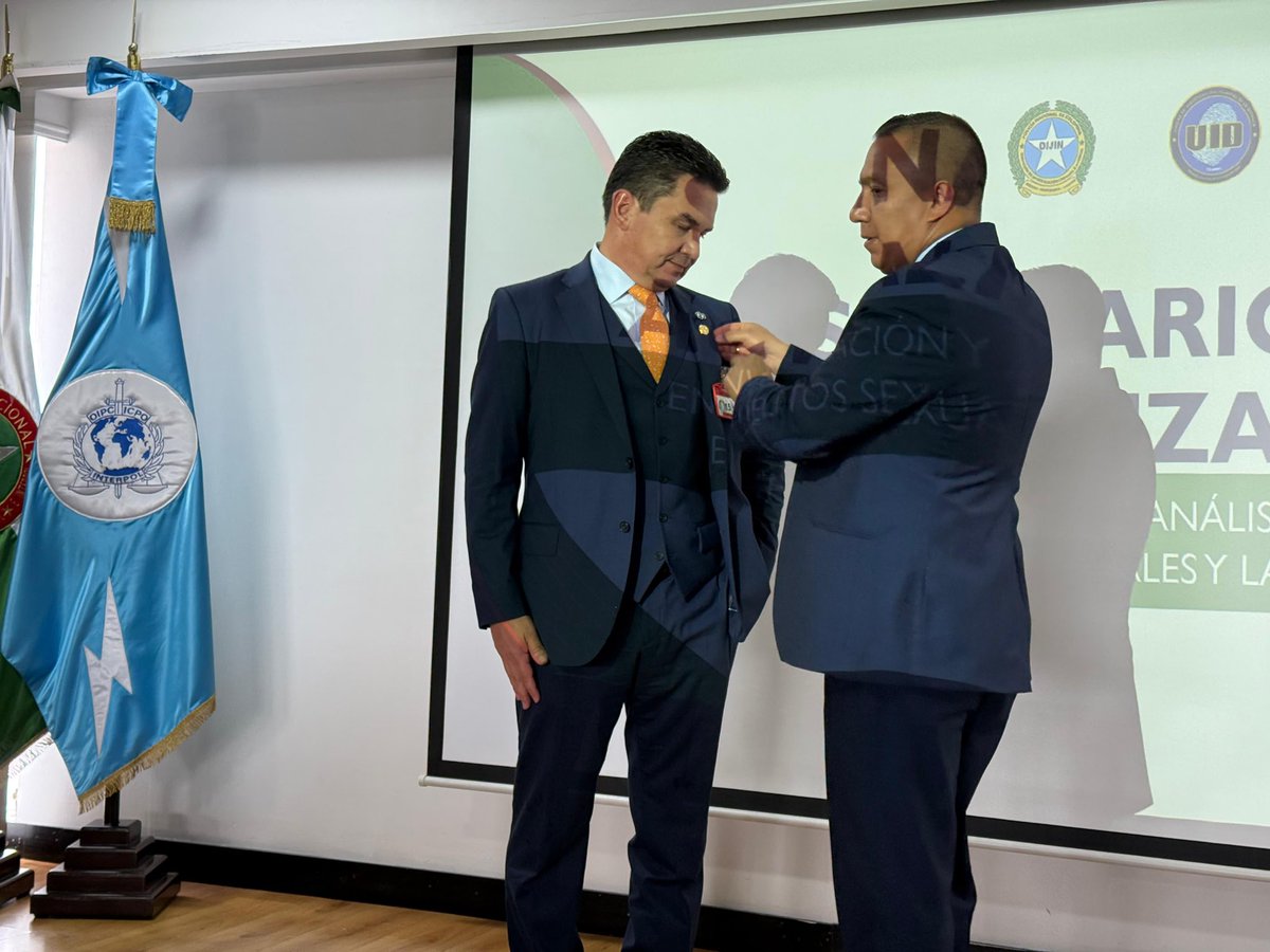 Marlon Díaz (@marlondiazabog) on Twitter photo Al lado del emblema del <a href="/CPenalistas/">Colegio de Abogados Penalistas de Colombia</a> el de la <a href="/PoliciaColombia/">Policía de Colombia</a> Al lado del emblema del <a href="/CPenalistas/">Colegio de Abogados Penalistas de Colombia</a> el de la <a href="/PoliciaColombia/">Policía de Colombia</a>