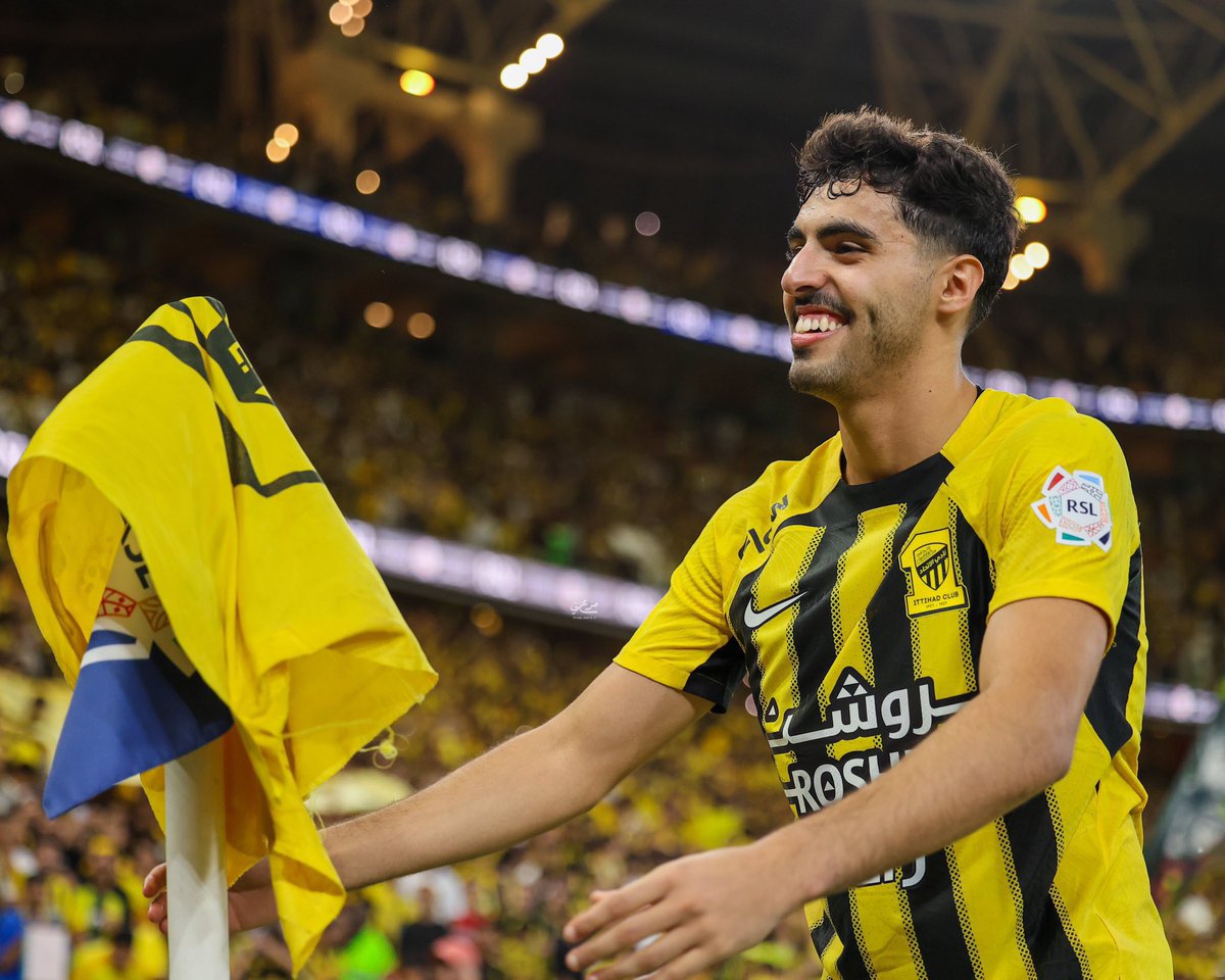 ياناس سعد اخر مبارة ما قصر وفي الفورمة، والعمري الي مستوياته متذبذة يلعب اساسي عليه كييييف يا بشر