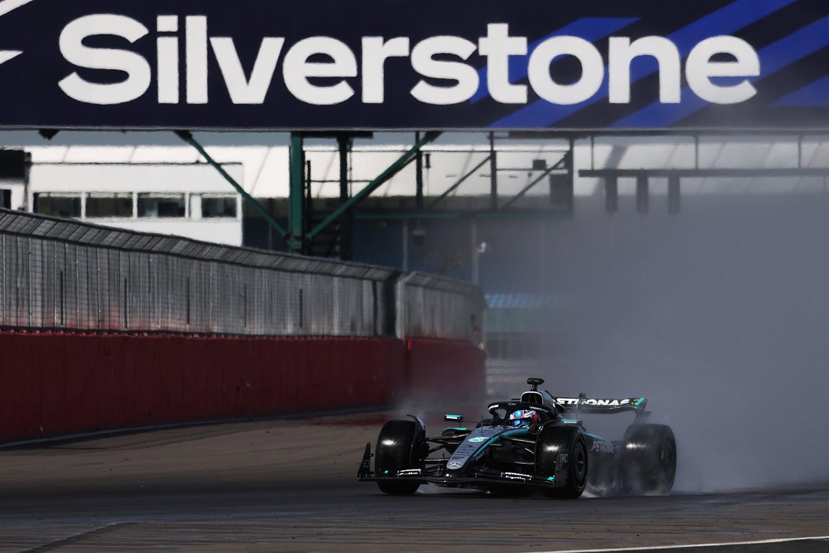🚨 ¡OFICIAL! Mercedes ha estado de test con Pirelli en Silverstone probando los neumáticos intermedios y de lluvia de 2026.

Antonelli usó coche mula basado en el W15.

Tiempos y vueltas.
🥇 Antonelli - 47.560 (103 vueltas)

(*) Usaron una versión corta del circuito