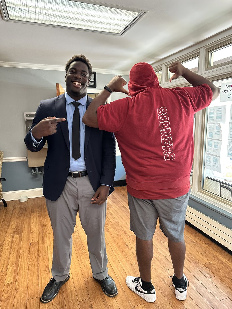Brandon Collier (@bcollierppi) on Twitter photo SOONERS PRIORITIZE THE BIG TICKET 🎟️ <a href="/Sone_Valdin52/">Valdin ”Vee” Sone 4⭐️</a> as DL <a href="/CoachToddBates/">Todd Bates</a> made his way to VA for the second time in 1 week!!!! THATS BIG!!!! <a href="/OU_Football/">Oklahoma Football</a> #BoomerSooner SOONERS PRIORITIZE THE BIG TICKET 🎟️ <a href="/Sone_Valdin52/">Valdin ”Vee” Sone 4⭐️</a> as DL <a href="/CoachToddBates/">Todd Bates</a> made his way to VA for the second time in 1 week!!!! THATS BIG!!!! <a href="/OU_Football/">Oklahoma Football</a> #BoomerSooner