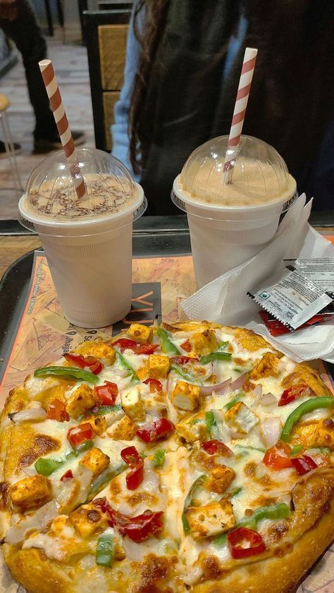 LeoraCelora's tweet photo. Good food, good mood 💕 #PizzaAlwaysWins #MilkshakeMagic https://t.co/yyen24CXS0