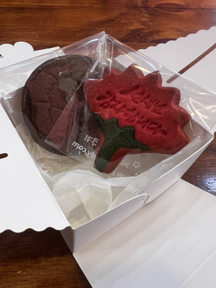 jenyandycookie's tweet photo. 제니앤디쿠키 광나루역 매장에서 카네이션 쿠키를 만들고 있습니다 스승의날 답례쿠키 주문 받고 있습니다. 마음을 전하시면 감사합니다. 매장으로 전화주세요 02-6369-6265 https://t.co/Le826lEZ6v