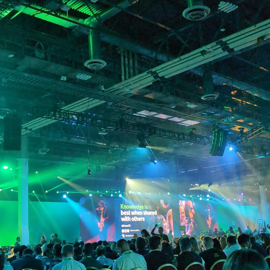 meetusinghal's tweet image. Electric performance here at #Knowledge25 before the keynote