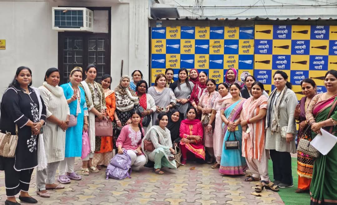 SarikaSamar's tweet image. आज आप मुख्यालय पर प्रदेश के अध्यक्ष @Saurabh_MLAgk जी एवं दिल्ली प्रदेश महिला विंग की चांदनी चौक लोक सभा के पदाधिकारियों के साथ मिलकर संगठन की रूपरेखा को मजबूती से आगे बढ़ाने पर चर्चा की और नए साथियों को पटका पहना कर पार्टी में शामिल किया गया।
@ArvindKejriwal @SandeepPathak04