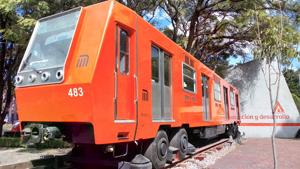 ArchivoSofree's tweet photo. Excelente miércoles! El INCADE es el único lugar donde el antiguo material rodante del #MetroCDMX luce impecable🙄
#incade #zaragoza https://t.co/cW3ZkewBQ5