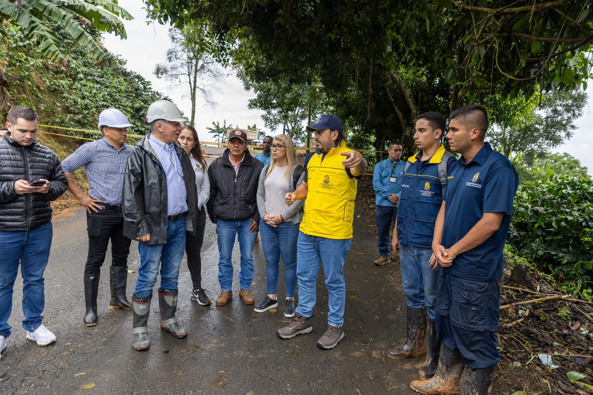 PatinoJuanD's tweet photo. Me he desplazado con mi equipo técnico hasta el punto de la pérdida de banca en la vía entre la vereda Cachipay y Balboa, que ha sido afectada por las lluvias. 

Hoy estoy en terreno, liderando las acciones para restablecer la movilidad y garantizar el bienestar de las familias. 🙏🏼 

La maquinaria pesada y los expertos técnicos están trabajando en la zona. Estamos analizando rutas alternas y solicitando apoyo al Gobierno nacional para atender esta emergencia. 🔔