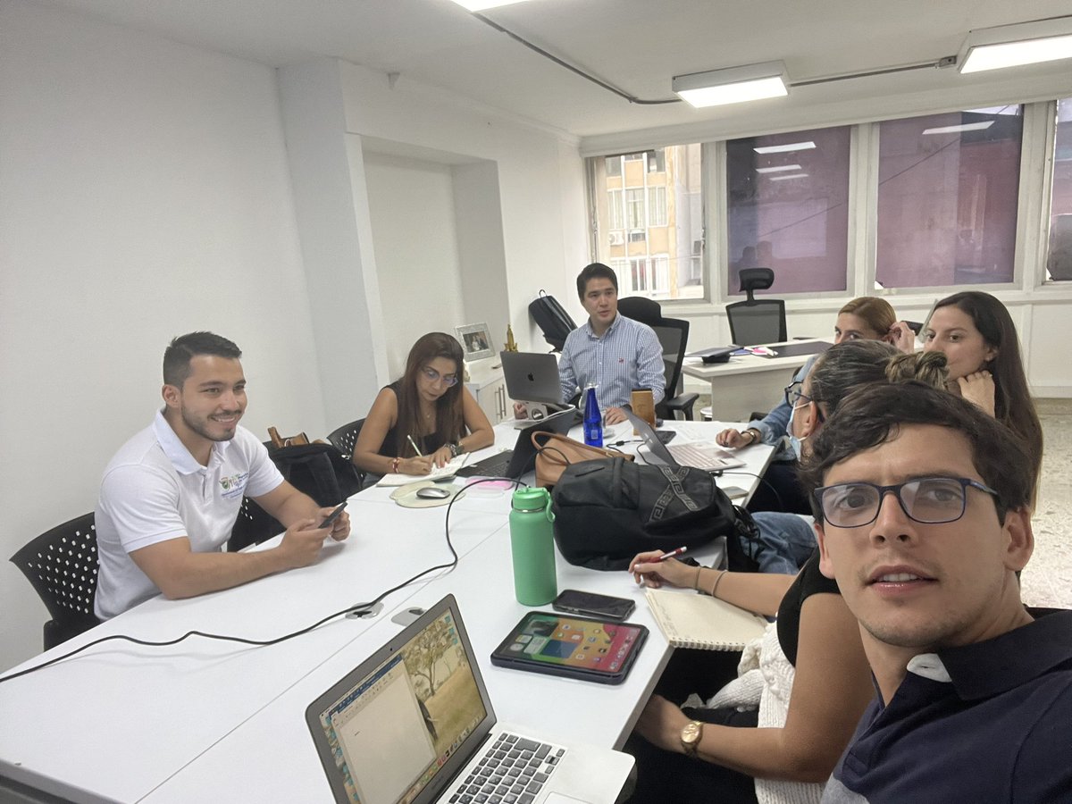 JuanSeb52691692's tweet photo. @SedecV,@OscarEVivasA | 🚛✈️🚢En estrecha colaboración con el Secretario, avanzamos en la consolidación de un ecosistema empresarial sólido y competitivo a nivel internaciona|. #ValleInternacional,#CanastaExportadora,#Vallexporta,#Internacionalizacion. https://t.co/Wpud4pEZHY