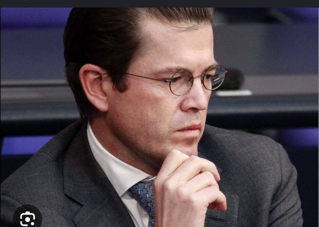 @Kadir_Yaz Guttenberg
Eski alman savunma bakanı 
Doktora tezinde kopyalanmış bölümler bulunduğundan istifa etti ve siyasi hayatı bitti