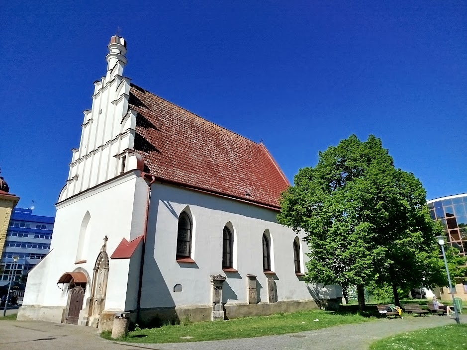 Gotika i renesance: Krásný hřbitovní kostel sv. Jana Křtitele založil roku 1510 Vilém z Pernštejna po požáru města mimo historické jádro na Zeleném předměstí v Pardubicích. 1/3