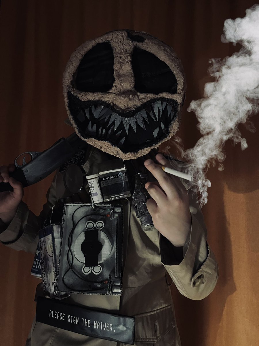 NRPG12's tweet photo. @mikeklubnika #cosplayer #buckshotroulette 

Hey, do you like elaborate shit? I’m feeling grim today: https://t.co/yeinZHOhPs
