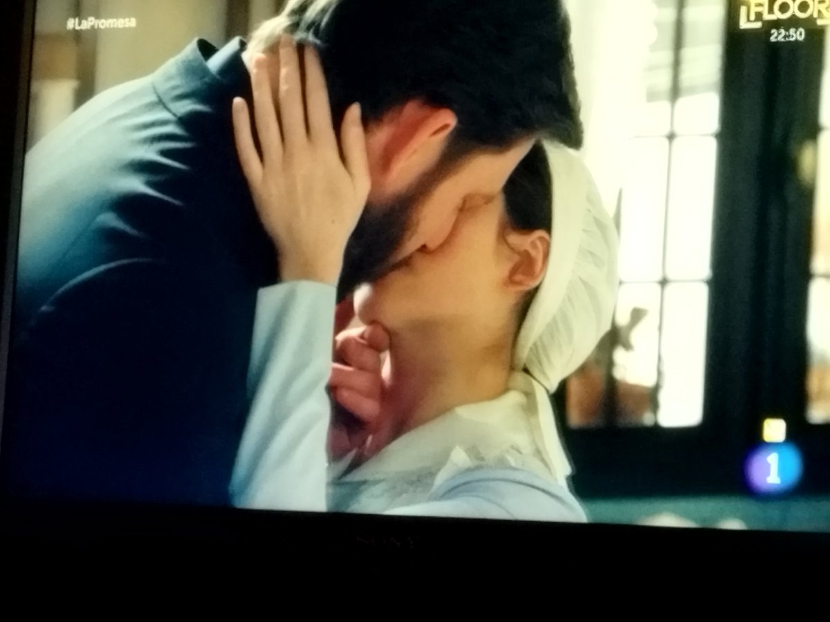 insurgentec8's tweet image. 'Ojo cuidao' ⚠️ 
Samuel y María Fernández se han besado y Petra ha sido testigo de la bella escena amorosa.
😍😍🧐🧐
Hasta mañana #Promisers
#WriterInsurgente
#SaludosInsurgentes
#ClubDelSofá
elinsurgentecalleja.com
#LaPromesa
