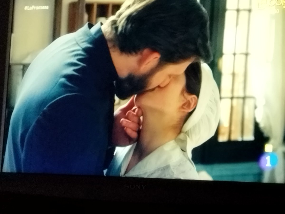 insurgentec8's tweet image. 'Ojo cuidao' ⚠️ 
Samuel y María Fernández se han besado y Petra ha sido testigo de la bella escena amorosa.
😍😍🧐🧐
Hasta mañana #Promisers
#WriterInsurgente
#SaludosInsurgentes
#ClubDelSofá
elinsurgentecalleja.com
#LaPromesa