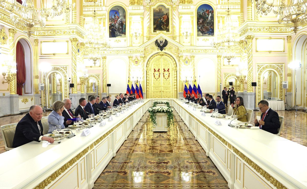 🇷🇺🇻🇪 En el Gran Palacio del Kremlin se celebraron negociaciones entre el Presidente de Rusia Vladimir Putin y el Presidente de Venezuela, Nicolás Maduro. 

Como resultado los jefes de Estado firmaron el Tratado sobre Asociación Estratégica y Cooperación.