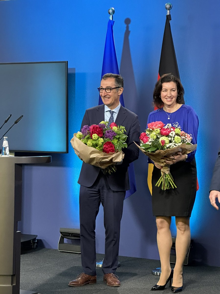 Als Doppelminister a.D. durfte ich gleich zwei Häuser übergeben. Oder wie ich heute schon scherzhaft hörte: Es braucht zwei von der CSU um einen Grünen abzulösen😉.
<a href="/DoroBaer/">Dorothee Bär</a> &amp; <a href="/bmftr_bund/">BMFTR</a> und Alois Rainer &amp; @bmel wünsche ich von Herzen viel Erfolg! Es war mir eine Ehre.