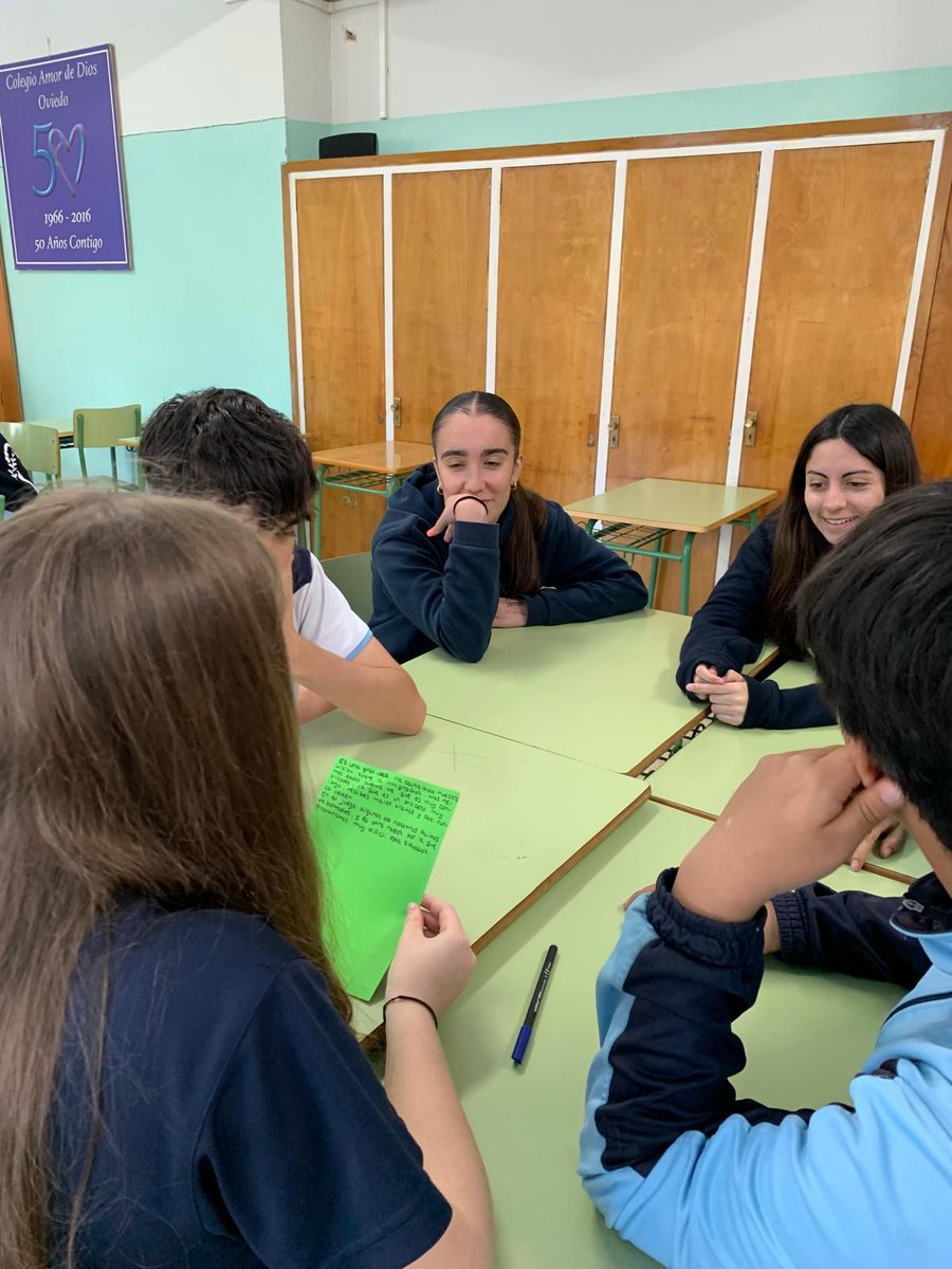 ¿Qué desafíos implica emigrar? A través del juego "Almuhajara, emigrar no es un juego", desarrollado por la Fundación Vinjoy, los alumnos de 3° ESO han comprendido las dificultades de personas migrantes.

#FundaciónEducativaAmordeDiosOviedo 
#FundaciónVinjoy