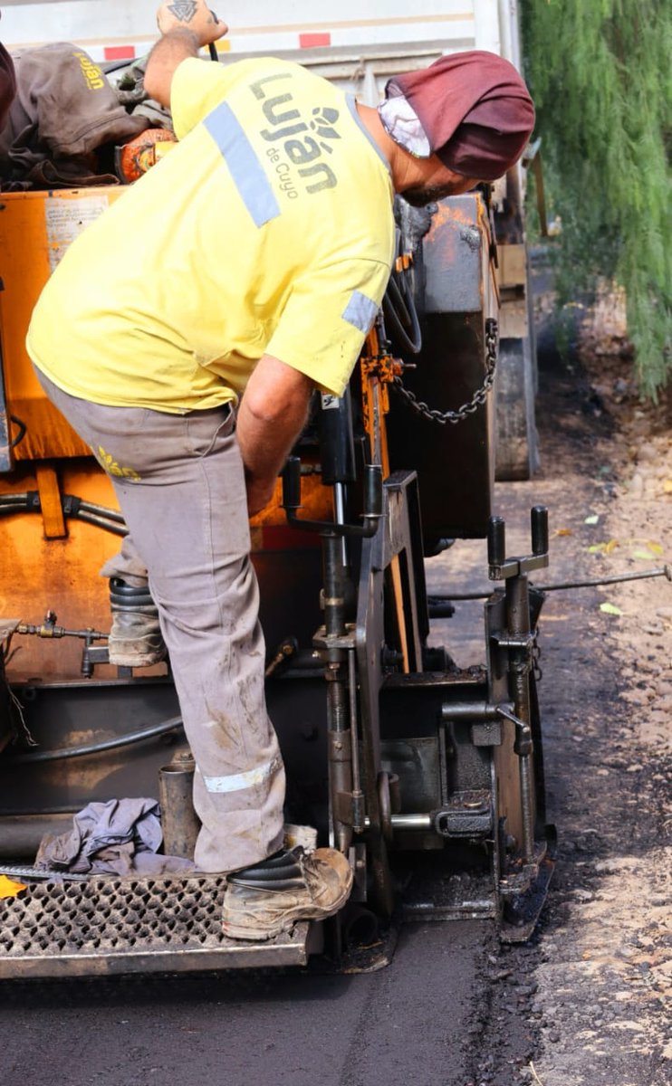 Seguimos transformando Luján con más y mejores calles 🚧.

En un gran trabajo en conjunto con Vialidad Provincial, estamos pavimentando la calle Vieytes. Una obra que se suma al plan integral de asfalto en todo el departamento.

Más conectividad, más seguridad y más calidad de