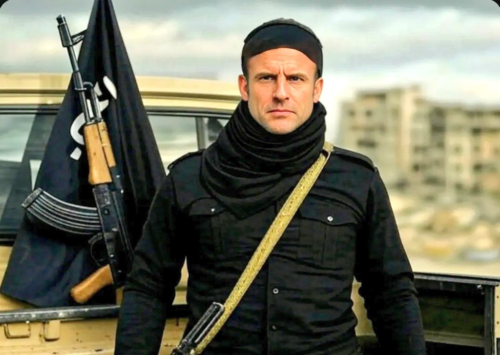 ⚫🏴 FLASH - Abou Manu El Macrony prête allégeance à l'État Islamique (source Daesh).