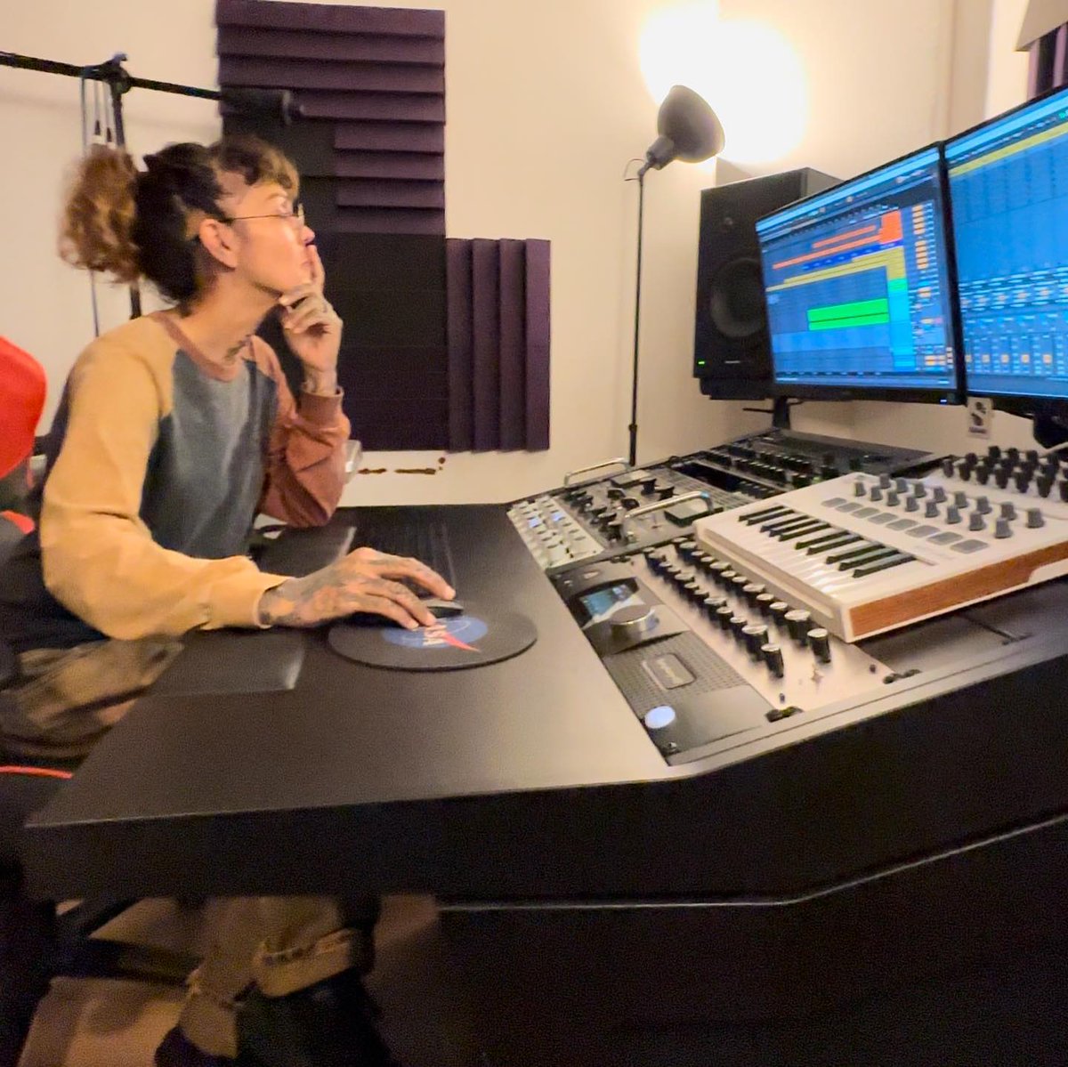 bestialoculapsu's tweet image. ➔ firma con el importantísimo sello disquero alemán #ToyTonics ➔ comienza a producir sus propios trabajos en EP y son publicados en formato de vinil bajo Toy Tonics con remixes de musclecars y Cee ElAssaad ➔