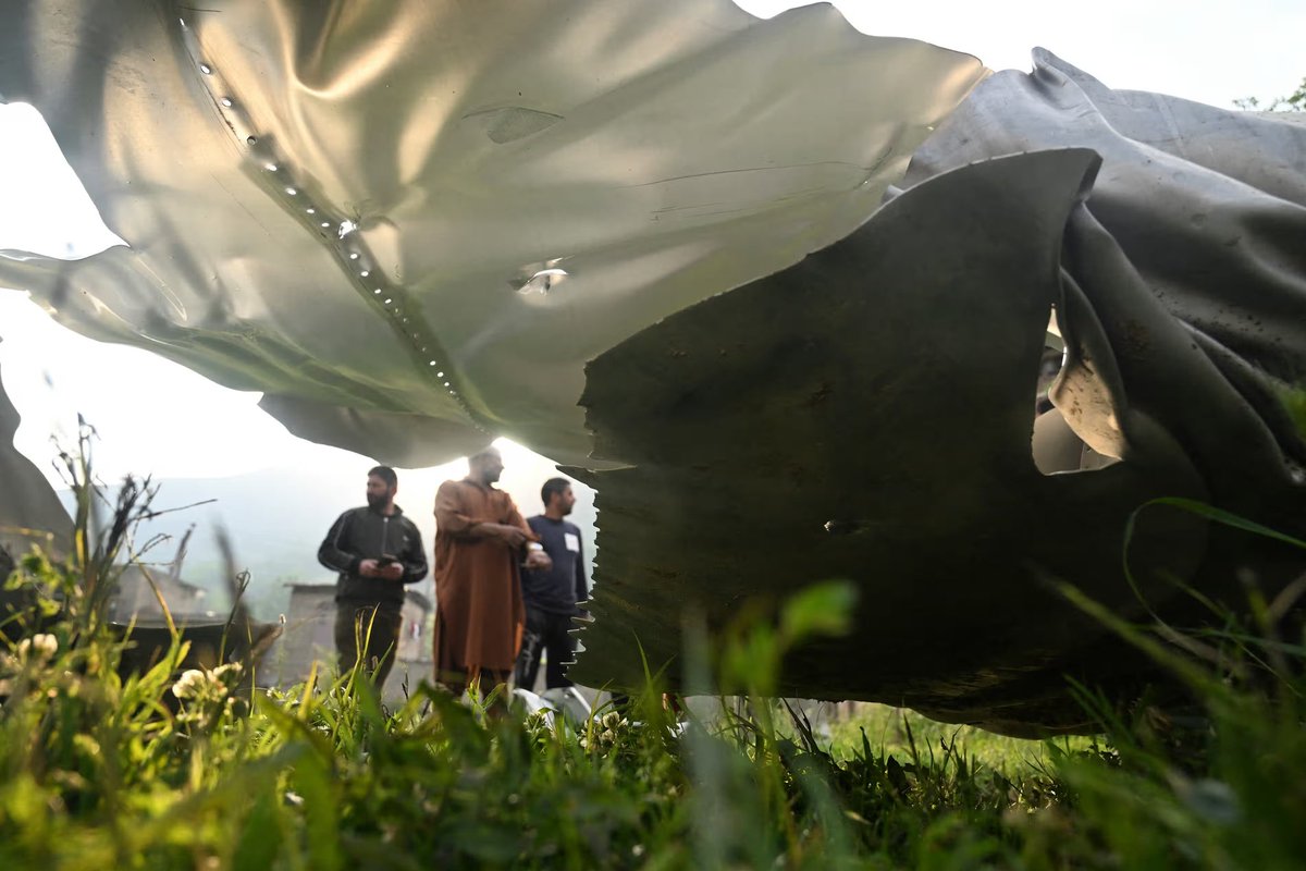 itxadilrazaq's tweet image. First official images have surfaced showing the wreckage of the Indian jet downed in Srinagar, Kashmir. Notably, French markings are visible on the aircraft, possibly identifying it as a Mirage 2000 or Rafale.#IndianAirForce