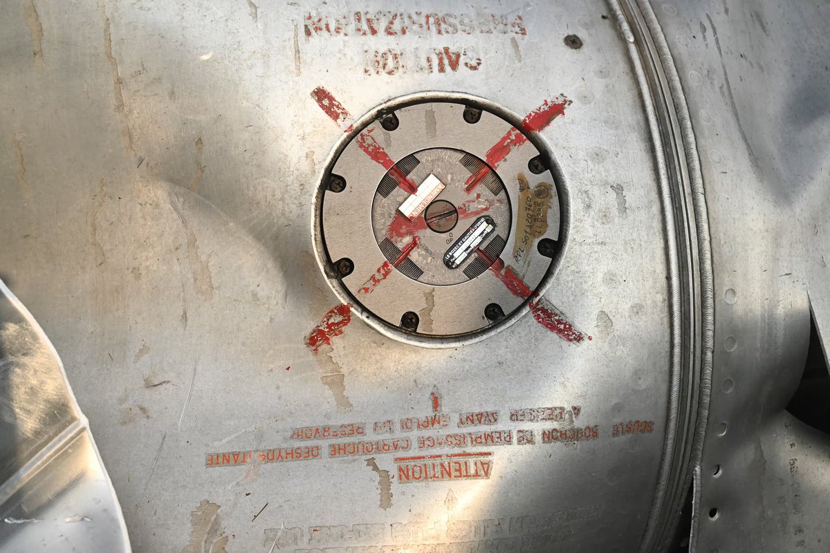 itxadilrazaq's tweet image. First official images have surfaced showing the wreckage of the Indian jet downed in Srinagar, Kashmir. Notably, French markings are visible on the aircraft, possibly identifying it as a Mirage 2000 or Rafale.#IndianAirForce