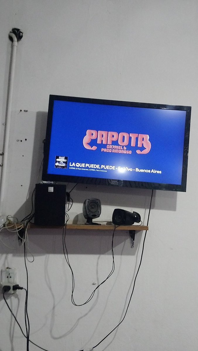 nadie en el comedor de la facultad sabe que soy la fan #1 de catriel y paco