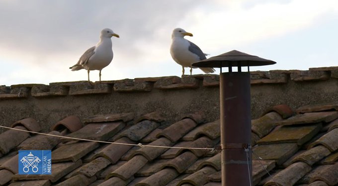 En directo: Primera fumata negra en el Vaticano, la votación termina sin consenso para elegir Papa