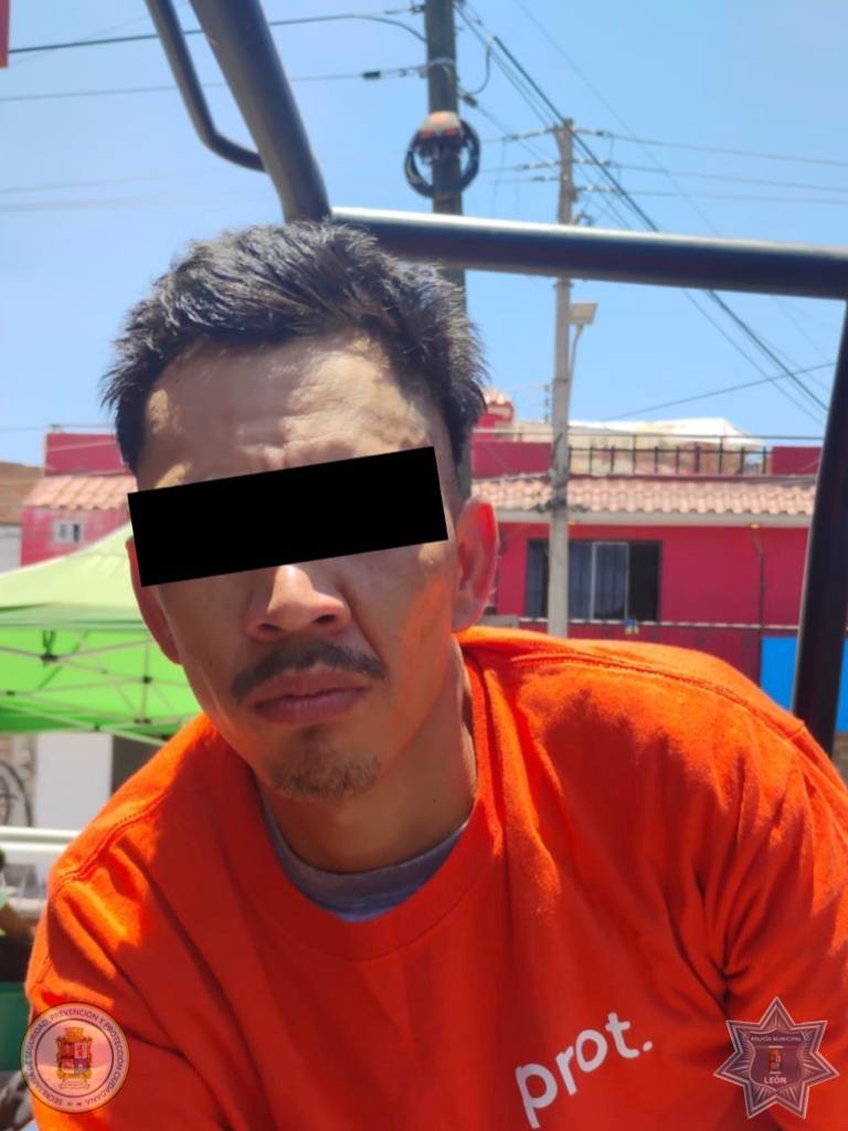 GuanajuatenseWb's tweet image. Detenidos por robo con violencia en El Coecillo
La Policía de León capturó a dos hombres tras asaltar un Oxxo.
Llevaban dinero, mercancía y un arma blanca.
Ambos con más de 120 detenciones previas.
#LeónSeguro #SSPPC #LeónVigilante
🔗Más info: elguanajuatense.com/detienen-a-dos…