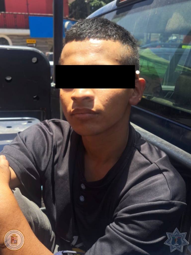 GuanajuatenseWb's tweet image. Detenidos por robo con violencia en El Coecillo
La Policía de León capturó a dos hombres tras asaltar un Oxxo.
Llevaban dinero, mercancía y un arma blanca.
Ambos con más de 120 detenciones previas.
#LeónSeguro #SSPPC #LeónVigilante
🔗Más info: elguanajuatense.com/detienen-a-dos…
