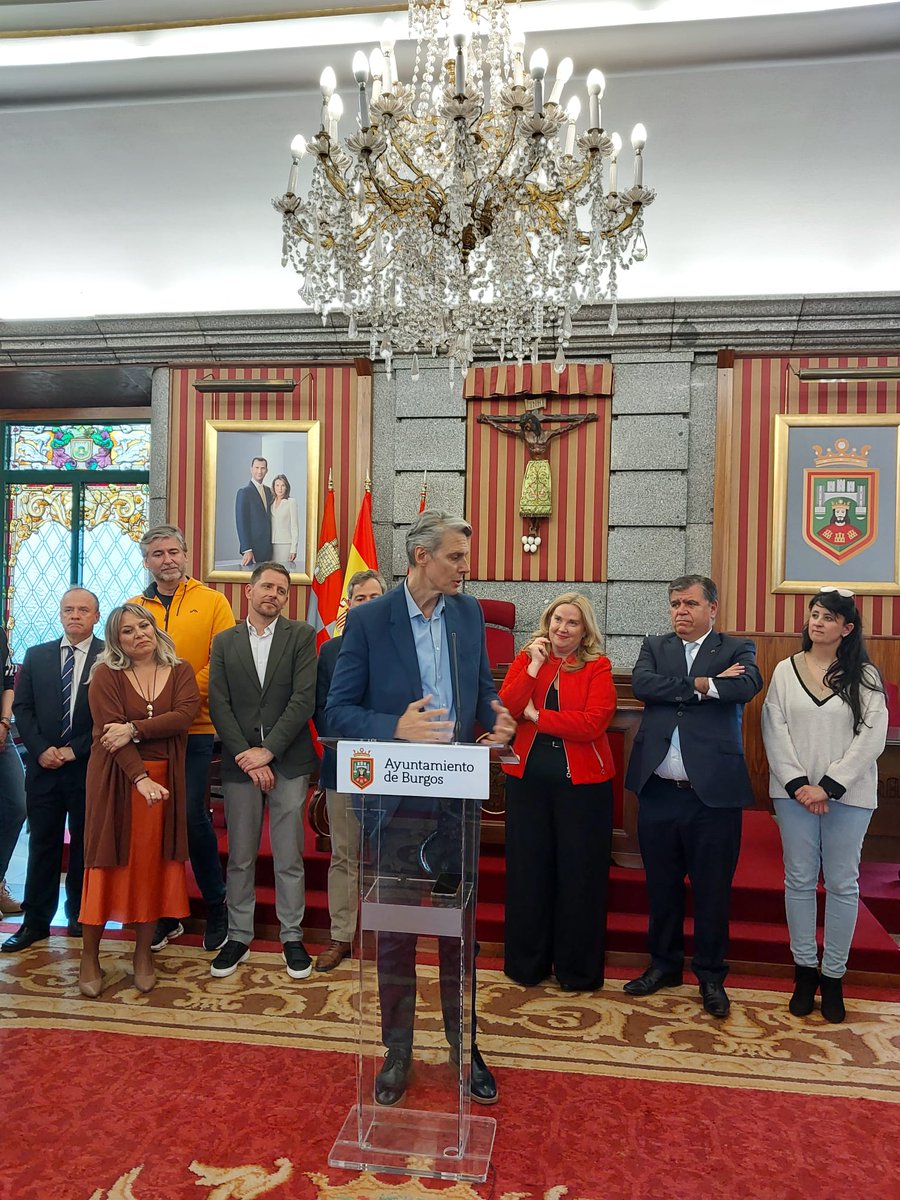 Aytoburgos's tweet photo. ⚽ El Ayuntamiento ha recibido al equipo femenino del Burgos CF tras el ascenso a la Segunda Categoría Federación 

La alcaldesa, en nombre de la Corporación municipal, ha felicitado a todas las jugadoras, a la directiva, al equipo técnico y a la afición por este magnífico logro. https://t.co/WR9vcJwKzi