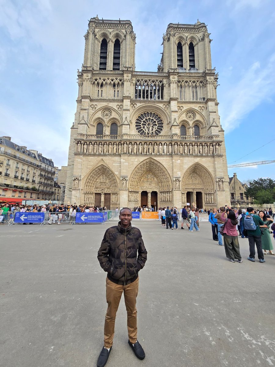 During the weekend, I decided to visit Paris and tour all the famous sites.