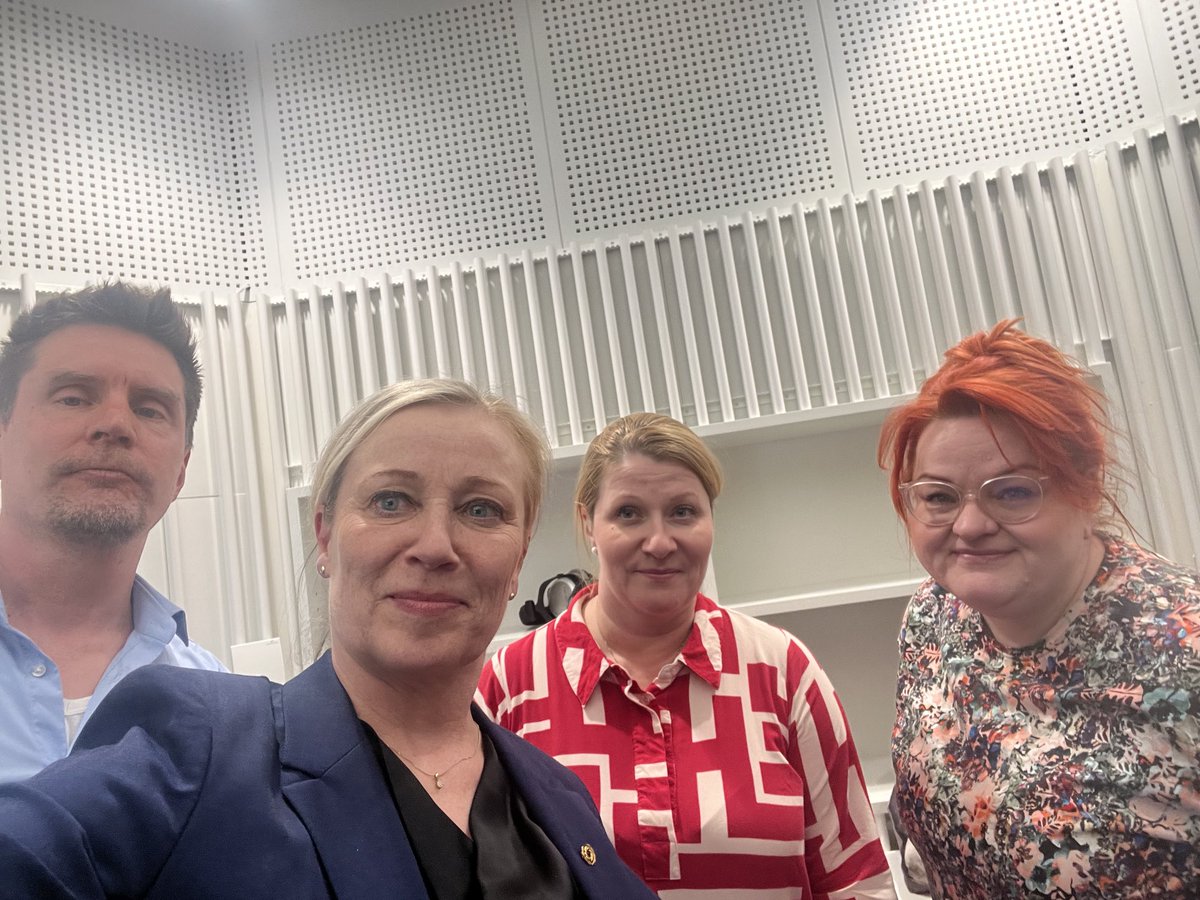 Tänään Politiikkaradiossa keskustelemassa ⁦<a href="/AnttiPilke/">Antti Pilke</a>⁩ johdolla ⁦<a href="/NybondasKangas/">H Nybondas-Kangas</a>⁩ ja #MillariikkaRytkönen kanssa kunta- ja hyvinvointialojen sopimuksesta ja työmarkkina-asioista.
⁦<a href="/oajry/">OAJ</a>⁩