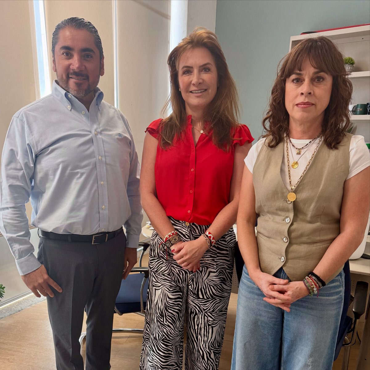 Arreguín JC (@arreguinjc) on Twitter photo Tuve el honor de recibir a la Directora de la Junta de Asistencia Privada de <a href="/gobqro/">Gobierno del Estado de Querétaro</a> Hildegard Frei y a la SubDirectora Olga Jayme por instrucciones de mi Presidente <a href="/FeliFerMacias/">Felipe Fernando Macías</a> con quienes fortaleceremos lazos para que las IAPs se visibilicen y se fortalezcan, el Tuve el honor de recibir a la Directora de la Junta de Asistencia Privada de <a href="/gobqro/">Gobierno del Estado de Querétaro</a> Hildegard Frei y a la SubDirectora Olga Jayme por instrucciones de mi Presidente <a href="/FeliFerMacias/">Felipe Fernando Macías</a> con quienes fortaleceremos lazos para que las IAPs se visibilicen y se fortalezcan, el