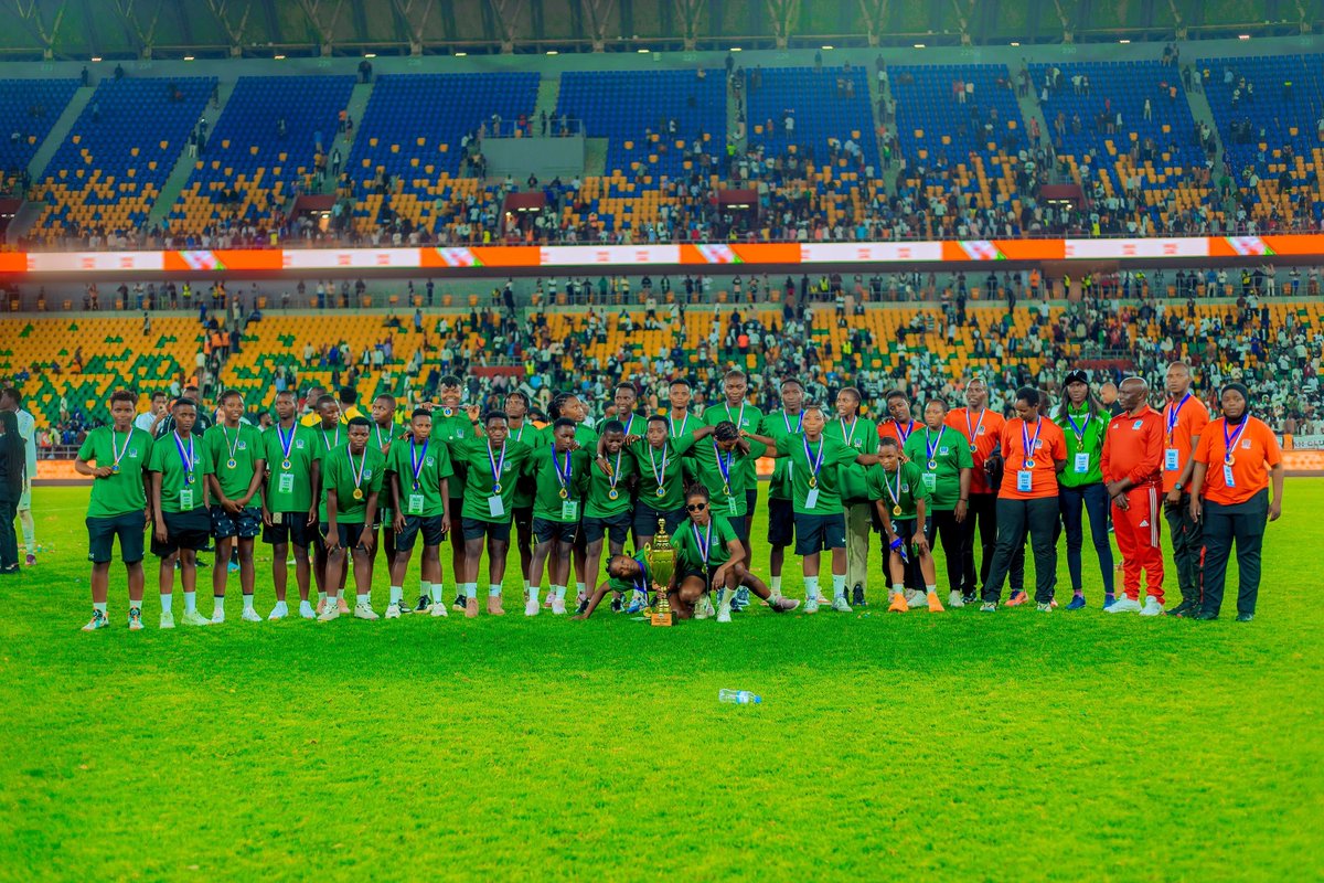 Abanyakabarondo/Kayonza,twishimiye kwakira igikombe cy'amahoro 2025 iwacu nyuma yo kwandagaza Rayon Sports WFC iyitsinze 4-2.Dushimiye buri wese wabigizemo uruhare:ubuyobozi bw'akarere ka Kayonza,Alex Stewart International Rwanda Ltd,abakinnyi,abatoza,komite y'ikipe,abafana......