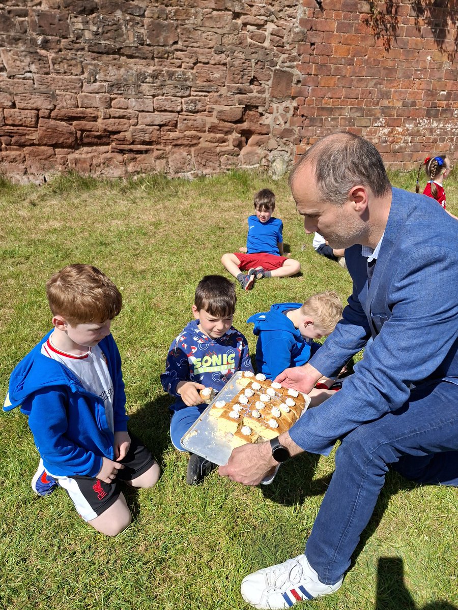 Y1_CTK's tweet photo. 1DH enjoying some cake to celebrate VE Day. https://t.co/tx9iezDXL0