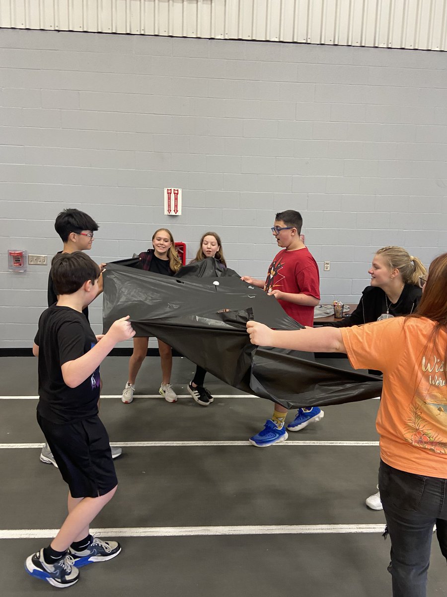 HS_AP_Warriors's tweet image. Warrior FBLA students are leading teamwork activities for Ms students! Awesome to see everyone working together &amp;amp; having fun! Go Warriors! #wdpride
