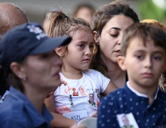 Mersin’de Şehit düşen Polis memuru Sedat Gezer’in 9 yaşındaki oğlu Ahmet Yağız ve 6 yaşındaki kızı Melis Doğa…