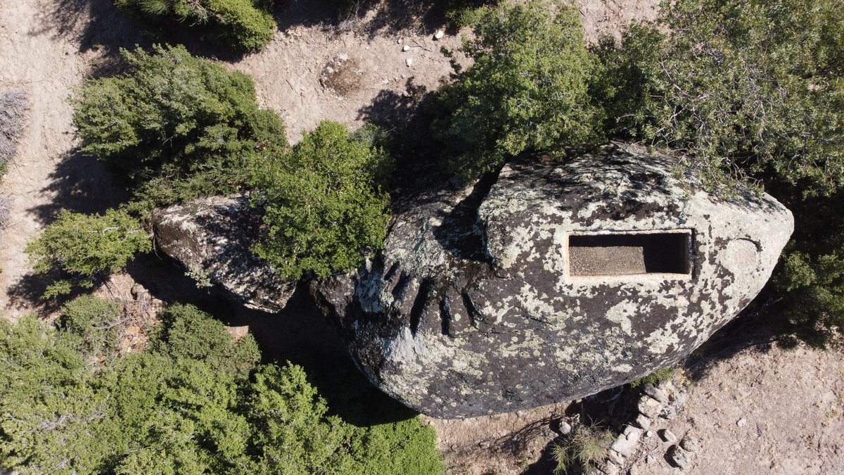 Footage is in Caria. I wrote it in my book. Unique example cause it's about 5 meters higher on gneiss.Reach to tomb with 5 steps. it has a camossorion and offering pit ofering pit is near the camossorrion that use forliquit offerings. #archeology #tombtuesday #Turkiye #Indian