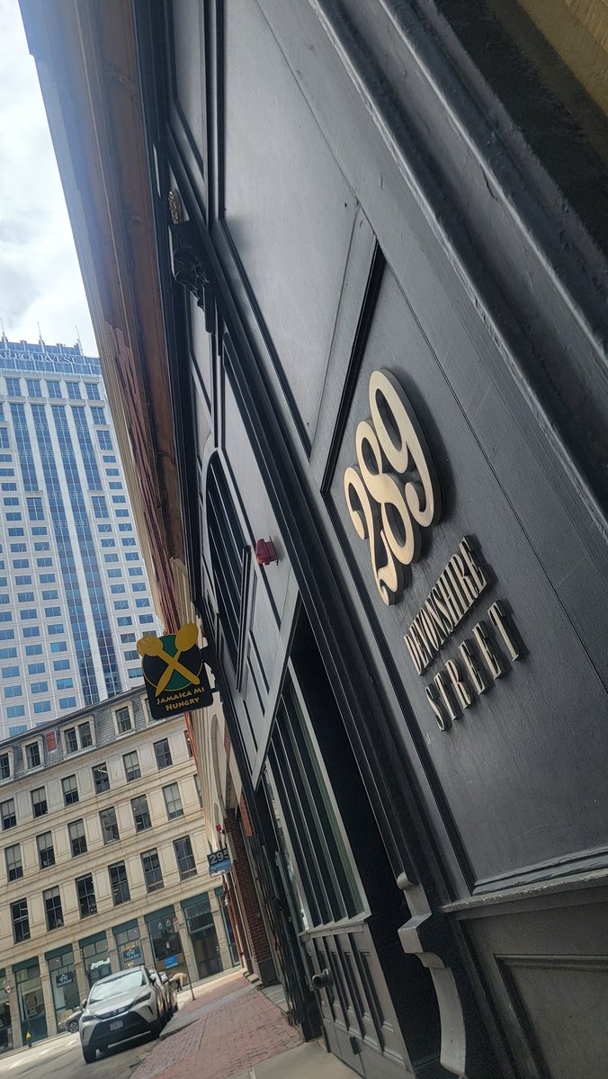 #LiveTweet Business lunch vibes at Jamaica Mi Hungry 🇯🇲 on Devonshire St, island flavor meets downtown hustle. Let’s eat and build!
#DowntownBoston #JamaicanEats #CREConnect