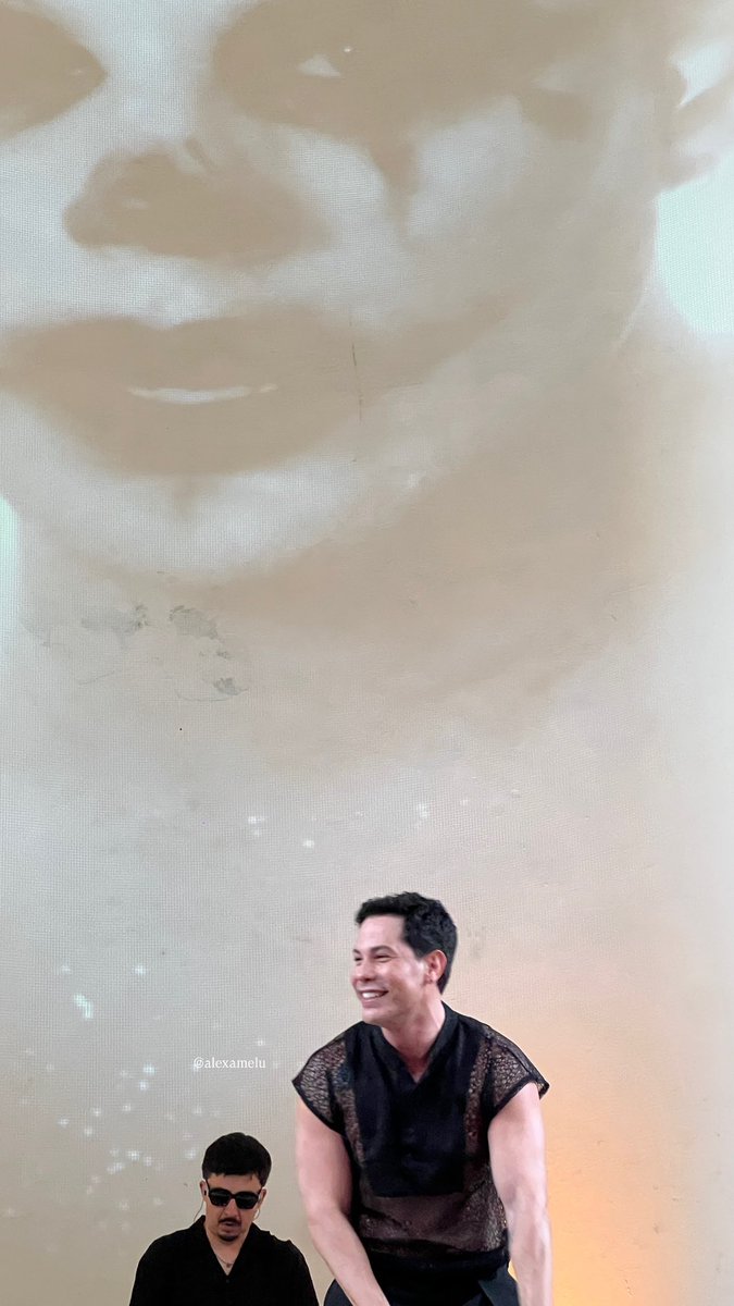 alexamelu's tweet photo. Fue muy bonito estar en la presentación de Christian, se ve que está muy feliz por esto proyecto, desde que lo vi en el teatro se ve que lo disfruta mucho.
Cantó con tanto sentimiento que transmite tanto ❤️‍🩹
@christiancha felicidades por este proyecto 🤍 https://t.co/pVsjspsKk6