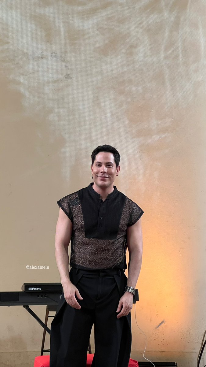 alexamelu's tweet photo. Fue muy bonito estar en la presentación de Christian, se ve que está muy feliz por esto proyecto, desde que lo vi en el teatro se ve que lo disfruta mucho.
Cantó con tanto sentimiento que transmite tanto ❤️‍🩹
@christiancha felicidades por este proyecto 🤍 https://t.co/pVsjspsKk6